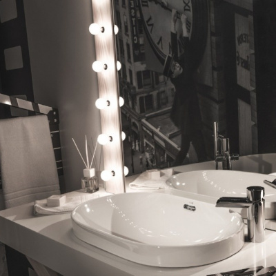 Umyvadlo Lima ve filmové koupelně - Designblok 2015 | Foto a design: Jozef Počil a Martina Šimková pro Perfecto design