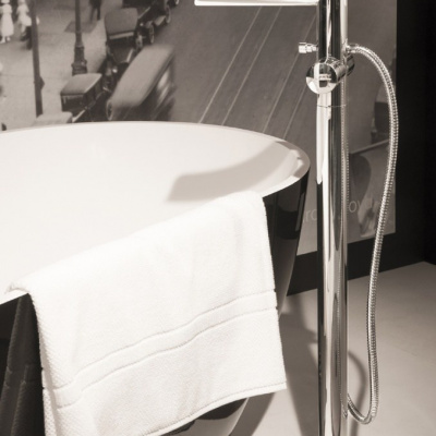 Baterie Mirame ve filmové koupelně - Designblok 2015 | Foto a design: Jozef Počil a Martina Šimková pro Perfecto design