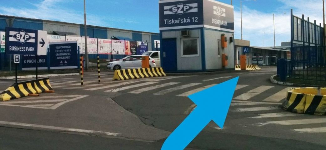 Vjezd do areálu skladu